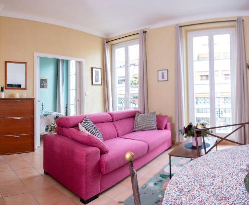 - un salon avec un canapé rose dans l'établissement Grimaldi, à Nice