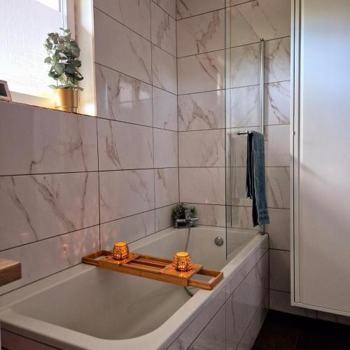 une salle de bain avec une baignoire et un lavabo dans l'établissement La Planchotte, à Peigney