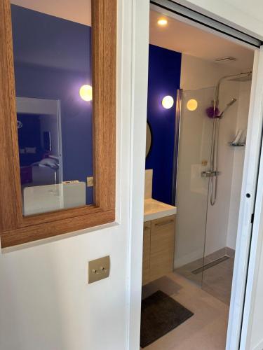 une salle de bain avec douche et porte vitrée dans l'établissement Appartement avec piscine privée et vue panoramique, à Marseille