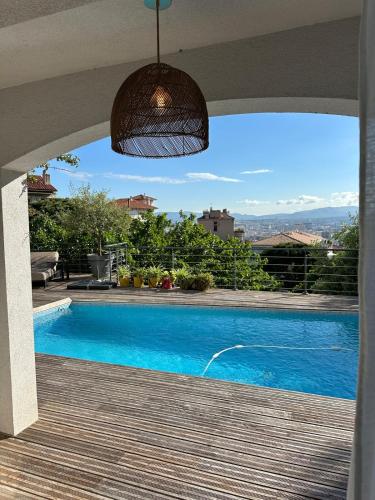 une vue d'une piscine depuis une maison dans l'établissement Appartement avec piscine privée et vue panoramique, à Marseille