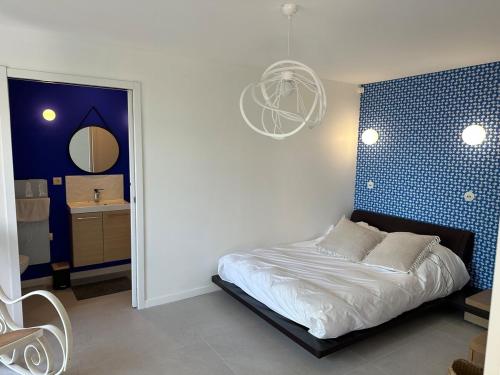une chambre avec un lit et un mur bleu dans l'établissement Appartement avec piscine privée et vue panoramique, à Marseille