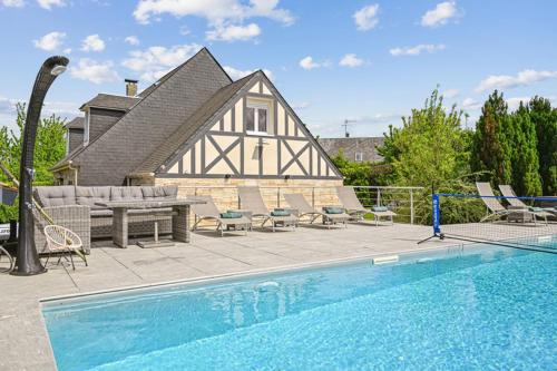 une maison avec une piscine devant une maison dans l'établissement House Deauville - Splendid luxury home, à Saint-Arnoult