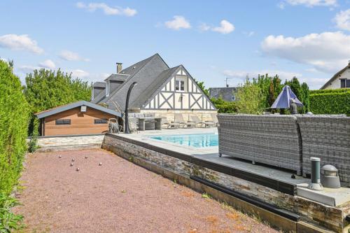 une maison avec une piscine devant une maison dans l'établissement House Deauville - Splendid luxury home, à Saint-Arnoult