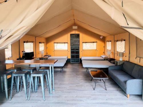 Posezení v ubytování Texas Safari Tent Rental, Perfect for Escapes to Nature in Cibolo