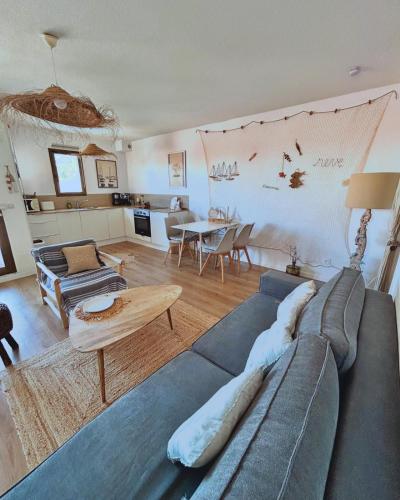 un salon avec un canapé et une table dans l'établissement Le Petit Colliourenc - Apt climatisé avec terrasse, à Collioure