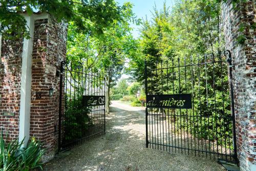 an entrance to a brick building with an iron gate at Les Salonnières - Privé wellness & Charmeverblijf in Kruisem