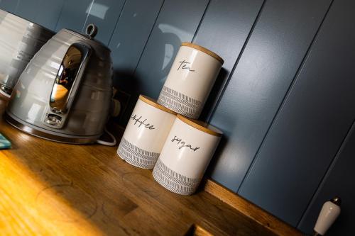 Kemudahan buat kopi dan teh di Honeysuckle Hut