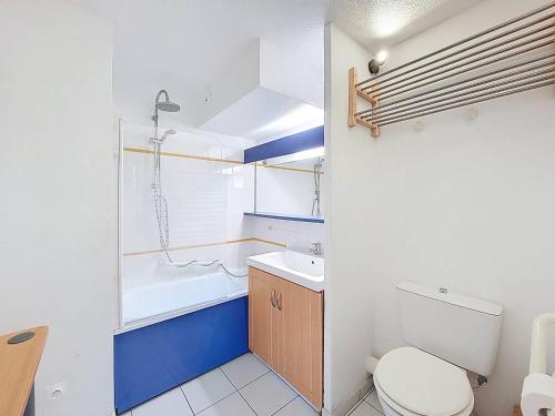 une salle de bain avec toilettes, lavabo et douche dans l'établissement M-Albatros 02-Moliets Joli appartement dans résidences proche golf avec piscines, à Moliets-et-Maa