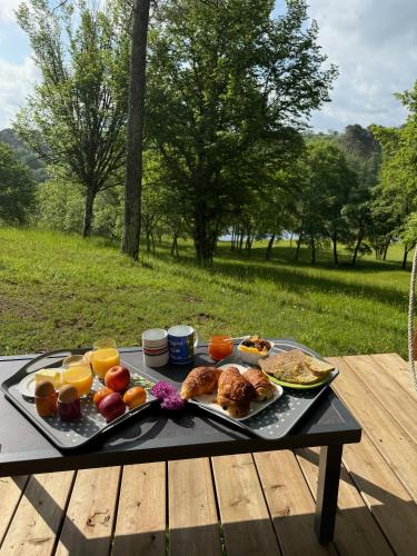 a tray of food sitting on a picnic table at EcoLodge Libellule romantique pour amoureux in Cazats