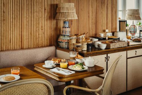 a room with a table with food on it at La Mission Hôtel & SPA - l'île d'Yeu in L'Ile d'Yeu