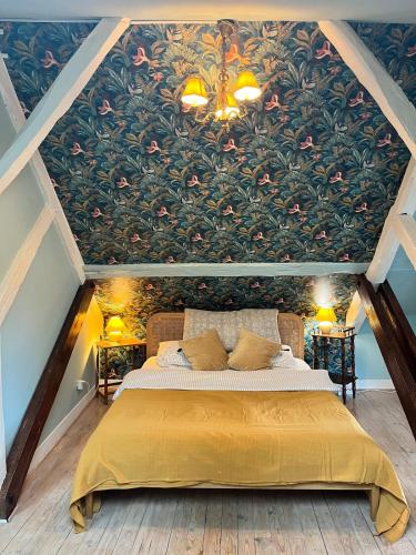 une chambre avec un plafond avec un tableau de fleurs dans l'établissement Gite du Clocher de la Cathédral charmant duplex, à Périgueux