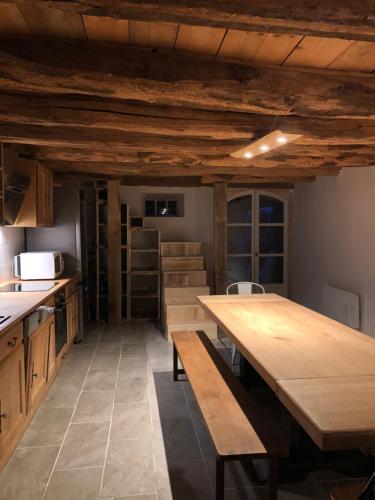 Dapur atau dapur kecil di Le Haut des Lariers Gîte