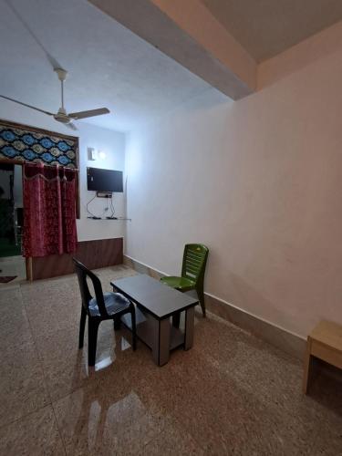 Μια τηλεόραση ή/και κέντρο ψυχαγωγίας στο YJS Guest House Pondicherry