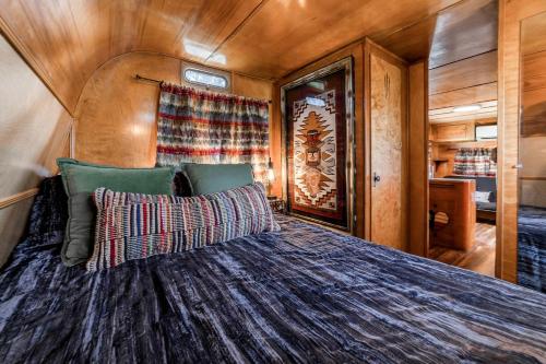 Postel nebo postele na pokoji v ubytování Vintage Camper Amazingly Equipped Great for a Unique Getaway in Texas
