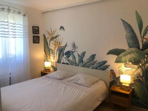 - une chambre dotée d'un lit avec des plantes sur le mur dans l'établissement Une maison en Provence piscine au pied du Luberon, à Mérindol