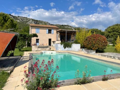 une piscine devant une maison dans l'établissement Une maison en Provence piscine au pied du Luberon, à Mérindol