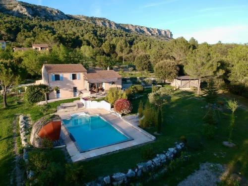 Une maison en Provence piscine au pied du Luberon