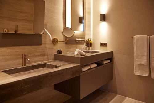 a bathroom with a large sink and a mirror at Hotel Thermen Berendonck in Nijmegen