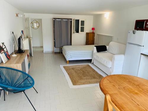 un salon avec un canapé blanc et une table dans l'établissement Studio a 2kms du port, à Vannes