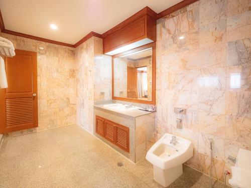 Ένα μπάνιο στο Fortune River View Hotel Nakhon Phanom