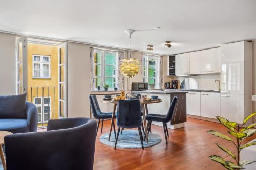 a kitchen and living room with a table and chairs at Prime Location - Near Nyhavn & Tivoli Gardens in Copenhagen
