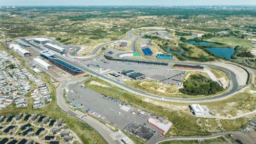 eine Luftansicht einer Straße mit einem Zug in der Unterkunft NH Zandvoort Hotel in Zandvoort