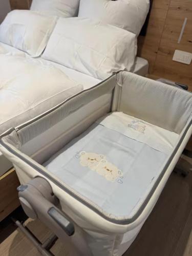 a hospital bed with a crib with a babycham at Mountain Lodge in San Lorenzo in Banale