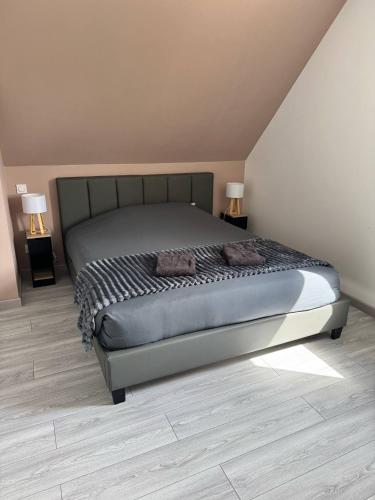 - une chambre avec un lit et deux lampes au sol dans l'établissement Maison des Laquais, à Saint-Laurent-sur-Mer