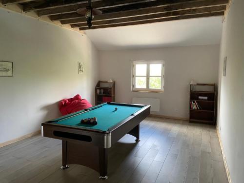 Meja biliard di Le Haut des Lariers Gîte