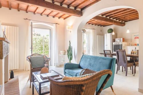 コルトーナにあるBorgo La Fonte - Together in Tuscanyの青いソファと椅子のあるリビングルーム