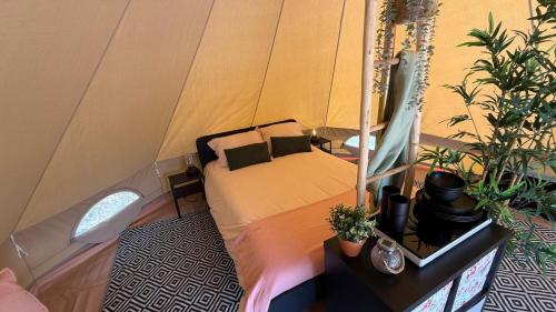 Postel nebo postele na pokoji v ubytování Glamping La Yurta nel Verde luxe Belltent