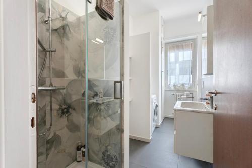 un bagno con doccia e lavandino di Appartamento Aurora - Verbania a Verbania
