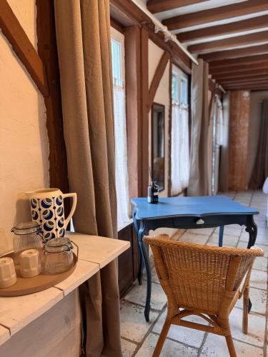 une table bleue et une chaise dans une pièce dans l'établissement Motel - Usine à Gaz, à Bourgueil