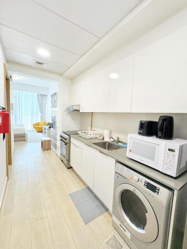 Modern Fully Furnished Apartment in Bloom Tower B JVC - Easy Access to JBR, Circle Mall & Dubai Hills Mall