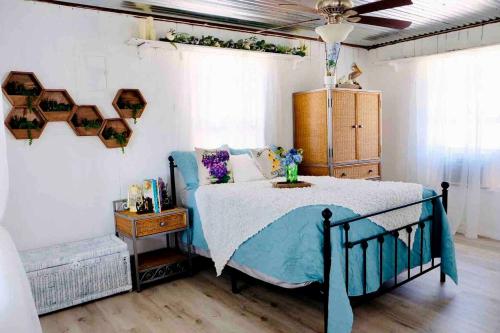 GunterCharming Lake Fork Cabin in East Texas near Dallas的一间卧室，里面有一张床，铺着蓝色被子。