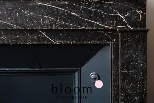 a black door with a pink button on it at Appartement de Standing Neuf in Nancy