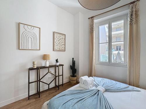 Una cama o camas en una habitación de Effet Mer - neuf, central, Port, Plage&Palais, clim