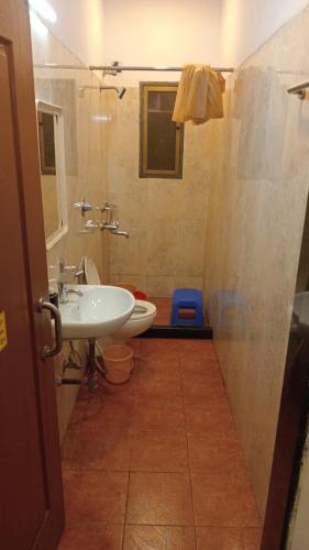 ein Badezimmer mit Waschbecken und Toilette in der Unterkunft Hotel Aramdham in Jāmb