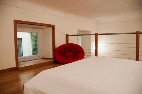 ニースにあるApartment Massena - Old Townのベッドルーム1室(ベッドの横に赤い椅子付)