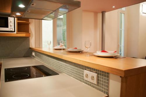 - une cuisine avec un comptoir avec des assiettes et des verres à vin dans l'établissement Apartment Massena - Old Town, à Nice