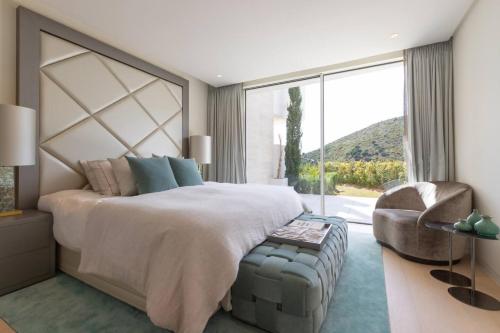 a bedroom with a large bed and a chair at Increíble apartamento 402 en Palo Alto in Ojén