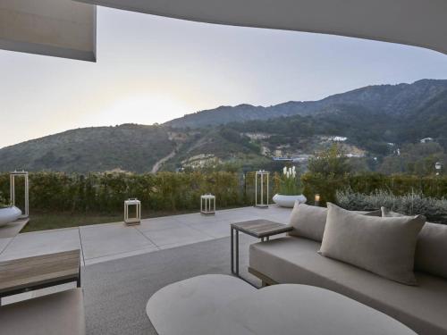 a living room with a couch and a view of a mountain at Increíble apartamento 402 en Palo Alto in Ojén