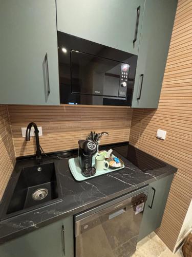 a kitchen counter top with a sink and a sink at Aposentos La Condesa - La Condesa Carmen in Manzanares