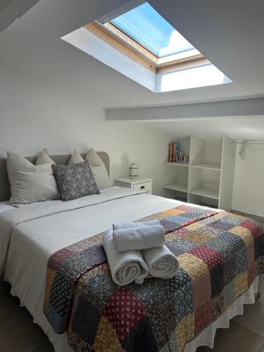 une chambre avec un lit avec des serviettes dessus dans l'établissement Magnifique villa familiale avec piscine, à Caumont-sur-Durance