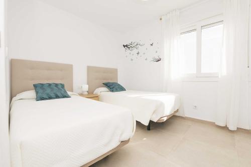 Postel nebo postele na pokoji v ubytování Atlanterra Sunset Home