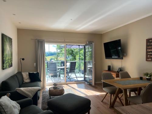 un soggiorno con un divano e un tavolo di Braunlage Lodge a Braunlage
