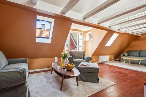 ein Wohnzimmer mit Stühlen und einem Tisch in der Unterkunft Most Central Location - By Tivoli Nyhavn & Metro in Kopenhagen