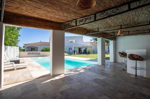 un patio avec une piscine et une maison dans l'établissement Villa Bella Vista - Calme, Spacieuse et Standing, à Grabels