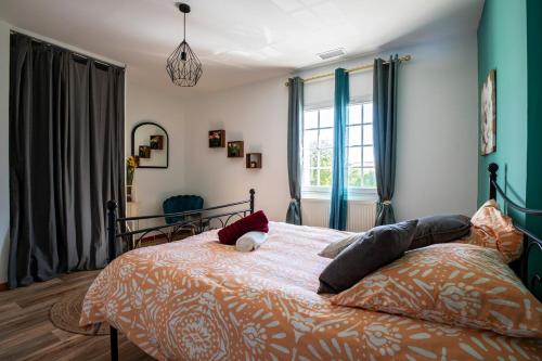 ein Schlafzimmer mit einem Bett mit Kissen darauf in der Unterkunft Villa Bella Vista - Calme, Spacieuse et Standing in Grabels