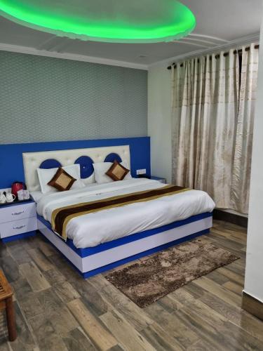 a bedroom with a bed with a green ceiling at Pink Park by Panache Hotels in Bīr